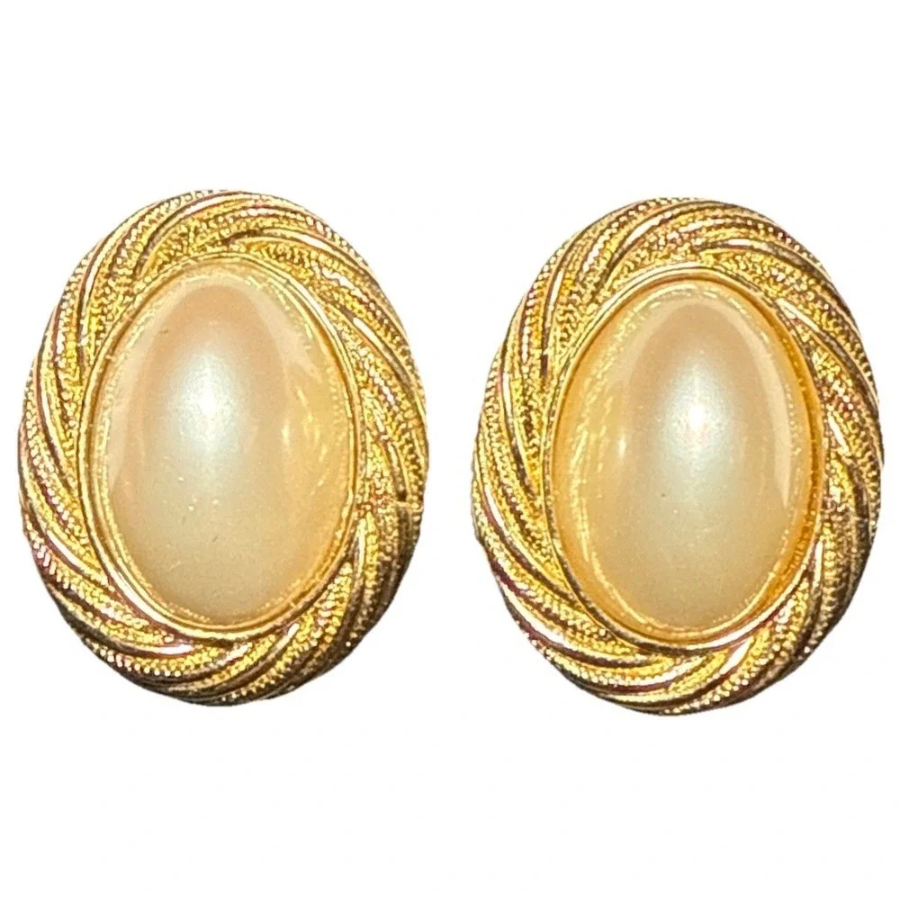 Vintage Trifari Retro Faux Pearl and Gold Tone Oval Clip On Earrings J15-25